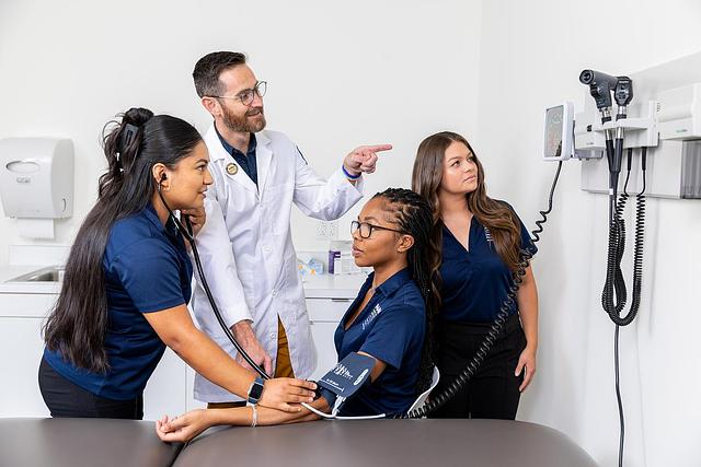 0613_pbc_patient_examination_20250624-small.jpg