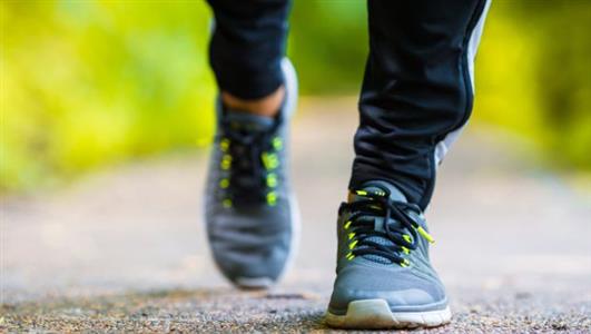 Makin cepat berjalan/berlari/bergerak, makin kuat energi yang dihasilkan manusia (sumber foto: https://events.nau.edu/event/lumberjack-wake-up-walk/)